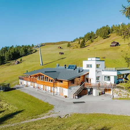 图尔塔勒拉斯特公寓 *